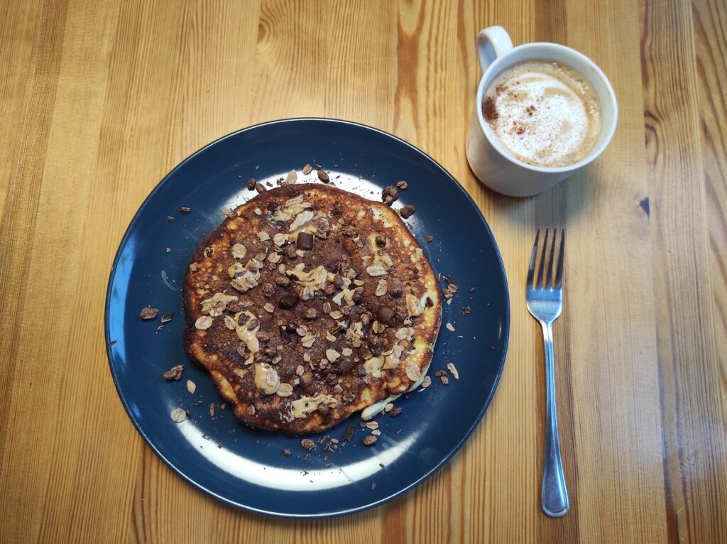 Jabłkowy omlet SZARLOTKA z masłem orzechowym i gorzką czekoladą
